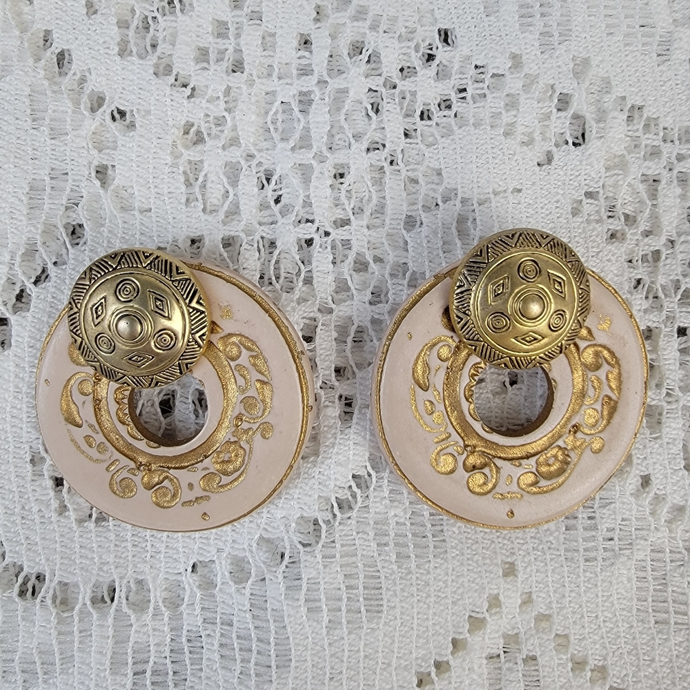 Two pairs of Vintage Clip On Earrings - Picture 5 of 12